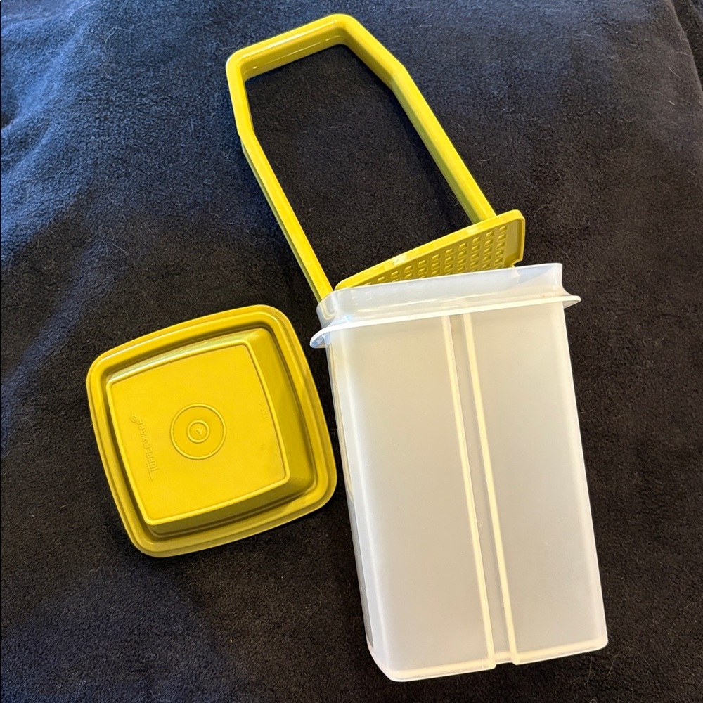 Vintage Tupperware pickle keeper